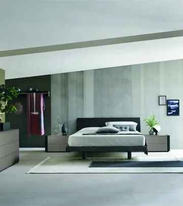 Inquadratura dall'alto di una camera da letto con interni nei toni del beige