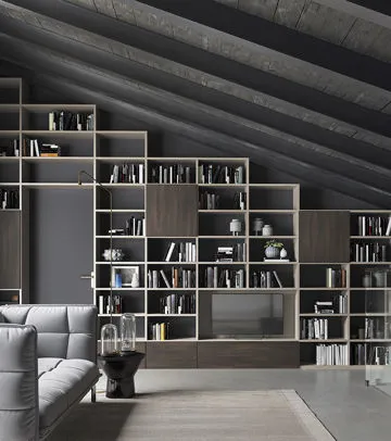 libreria su parete inclinata